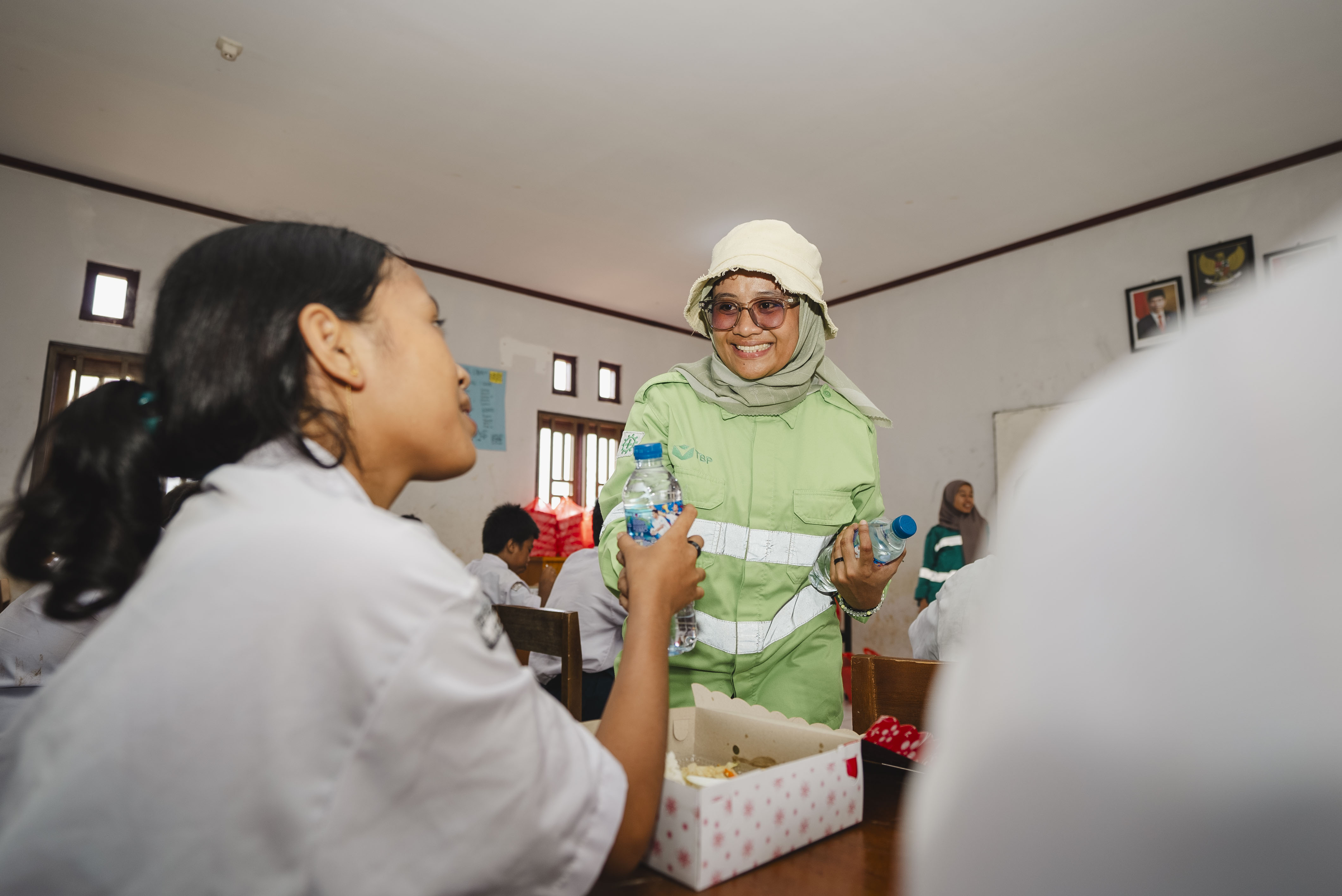 12162024 c1 pembagian makan gratis sekolah kawasi baru 150